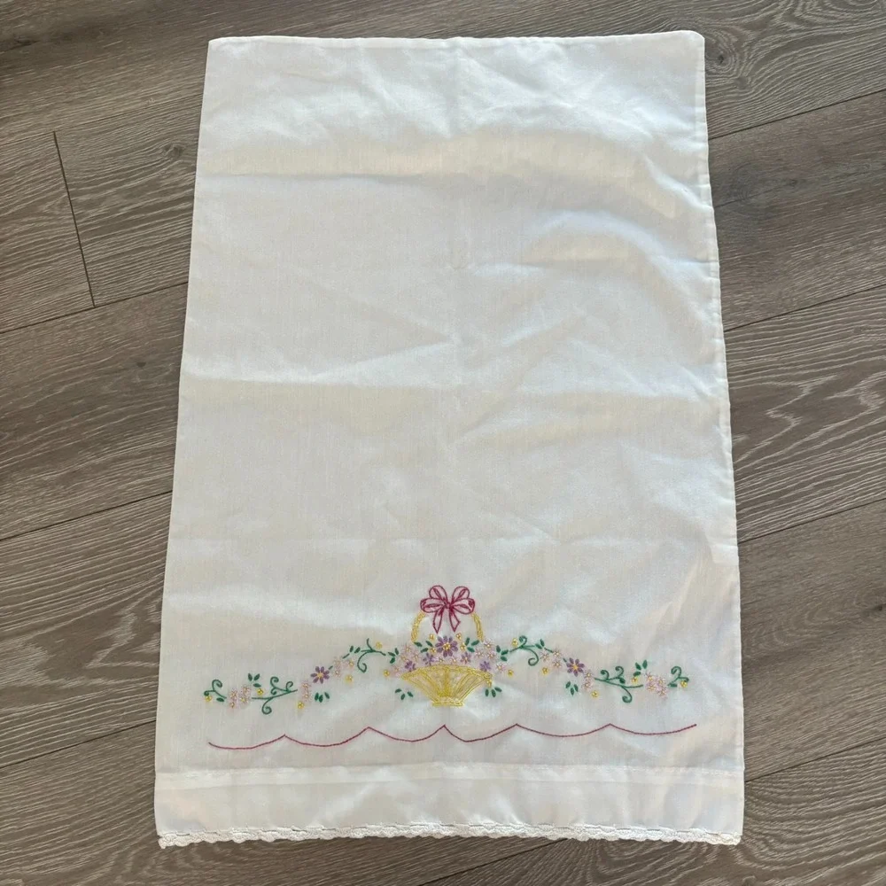 Vintage‎ Thomaston White Hand Embroidered No Iron USA Made Standard Pillowcase